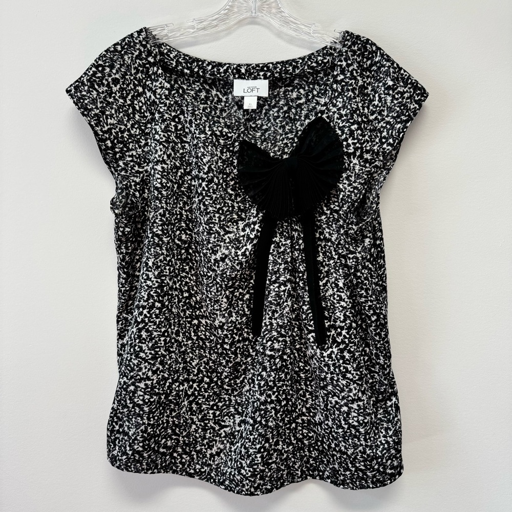 Ann Taylor Loft Black‎ & White Patterned Blouse With Asymmetrical Bow Detail XL